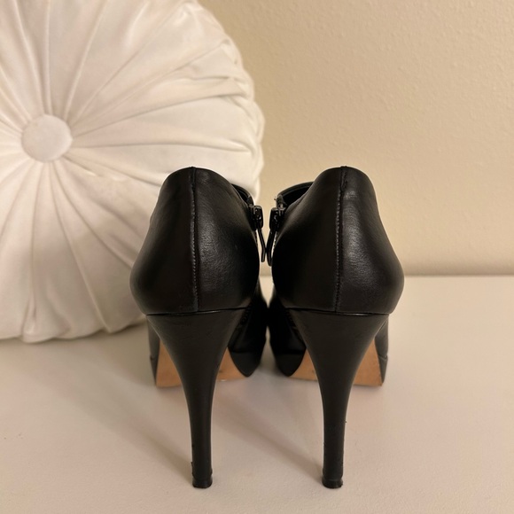 VINCE CAMUTO Elvin Booties - Picture 5 of 9